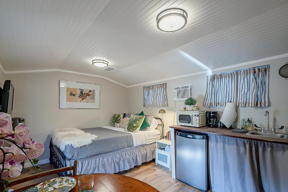 Cute Peaceful Tiny House Getaway w Backyard